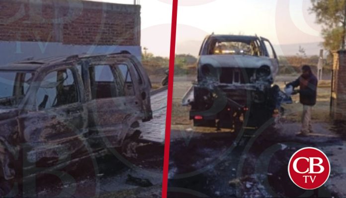 Se quema camioneta por falla mecánica en Cuitzeo