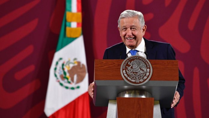 AMLO agradece a los empresarios por no aumentar los precios de la canasta básica