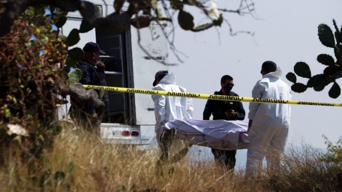 Muere mujer aplastada por las llantas de un camión