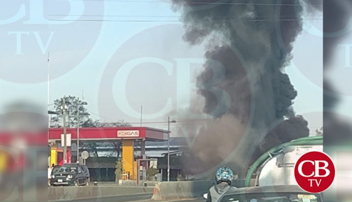¡Precaución! Torton se incendia en Salida a Quiroga