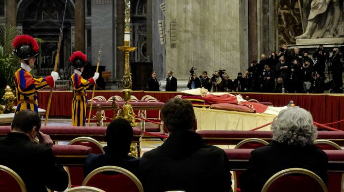 Benedicto XVI será enterrado en la antigua tumba del papa Juan Pablo II 