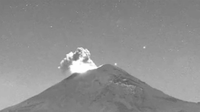 Fuerte explosión del volcán Popocatépetl