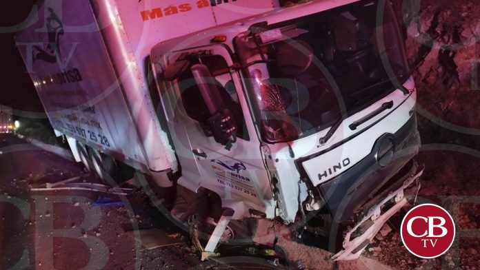 Camión de carga choca contra paredón en la Siglo XXI