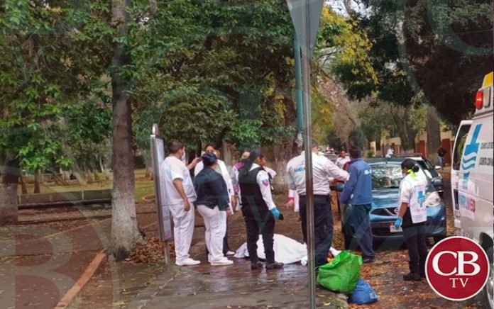 Quedó sin vida en la banqueta