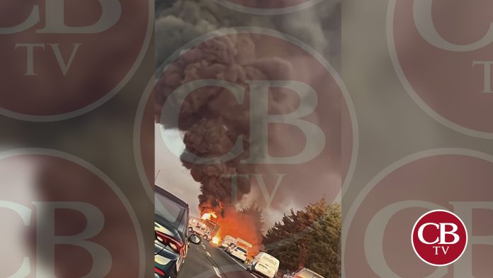Vuelca tráiler y arde en llamas sobre la Autopista de Occidente