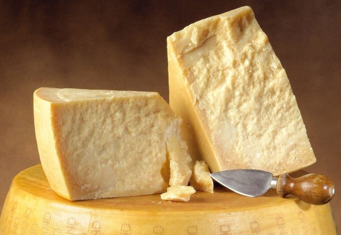 Internautas quedan sorprendidos al saber cómo se hace el queso parmesano