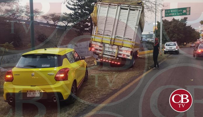 Tránsitos estatales escoltan camión torton sin freno en Morelia