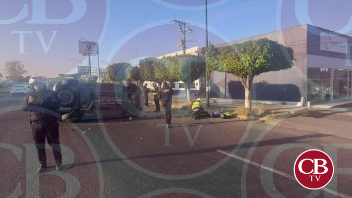 Mujer vuelca en su camioneta afuera del Pabellón Don Vasco
