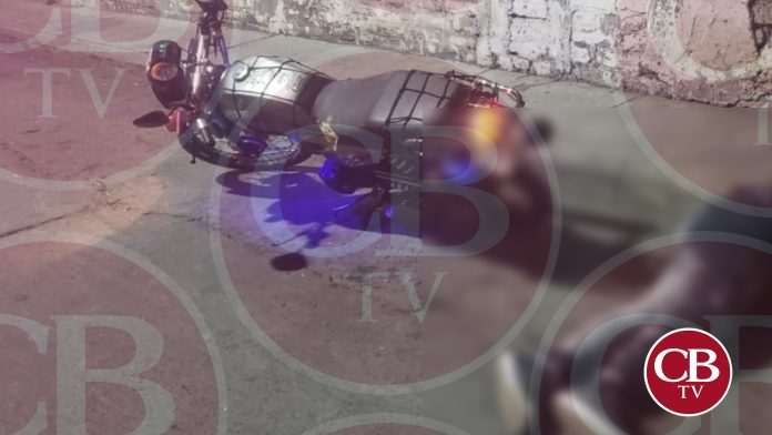 En pleno centro de Jacona asesinan a joven motociclista
