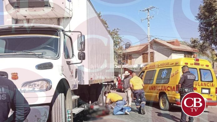 ¡Otra más de motos! Pareja de motociclistas muere aplastada por un torton