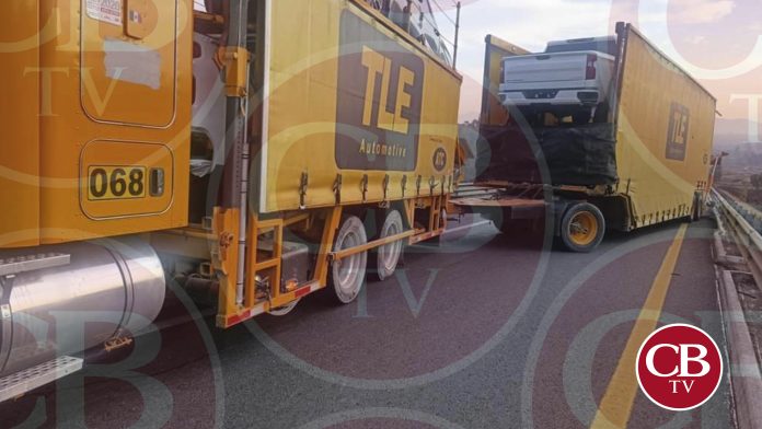 Tráiler bloquea la pista Pátzcuaro-Lázaro Cárdenas