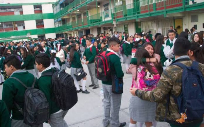 Más de 5 mil alumnos de Pátzcuaro beneficiados con útiles y material escolar entregado gratuitamente