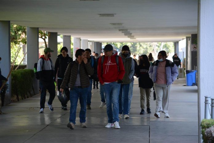 Miles de jóvenes universitarios y de preparatoria ¡hoy inician clase!