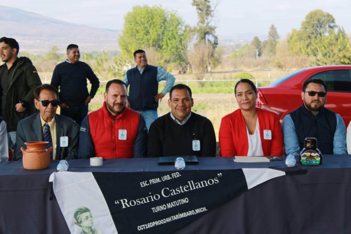 Inaugura Bladimir González techumbre en primaria de Tarímbaro