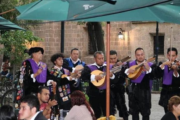 ¡No te olvides del romance! Y romantiquea este fin en Morelia en la callejoneada