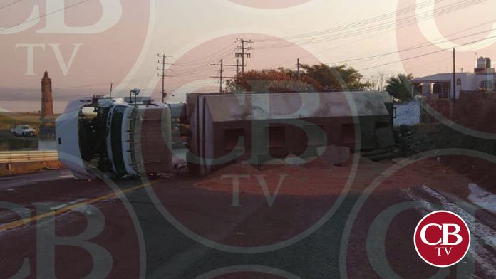 Se voltea torton en la Morelia-Cuitzeo