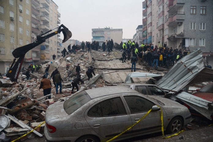 Tras terremoto en Turquía, mueren más de 2,300 personas y cientos están atrapadas en escombros