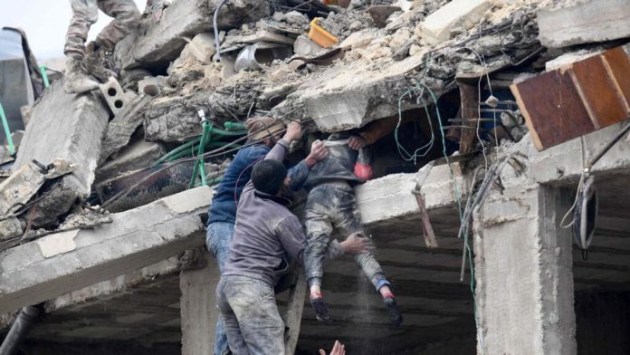 Rescatan a un niño turco atrapado entre los escombros tras los terremotos