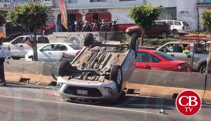 Volcadura en Morelia deja tres lesionado