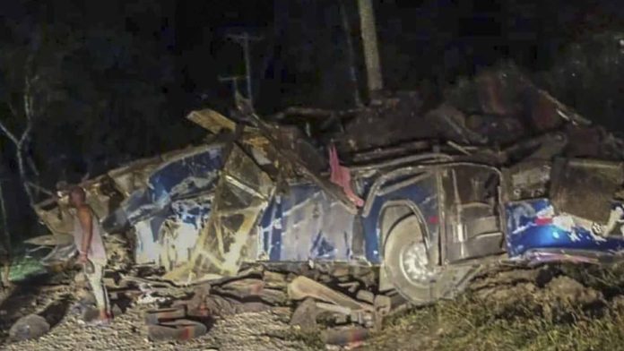 Autobús con migrantes cae al precipicio; al menos 33 personas murieron