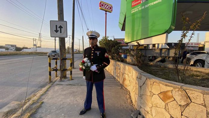 Captan a ‘soldado enamorado’ en Nuevo Laredo; espera a su amada desde hace 30 años