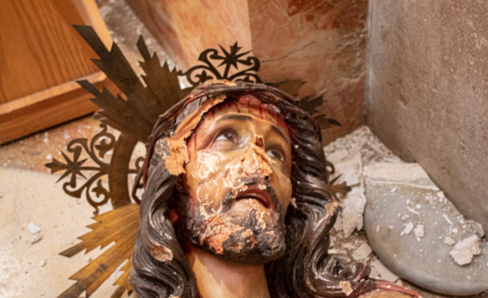 Detienen a hombre en Jerusalén por dañar estatua de Jesús 