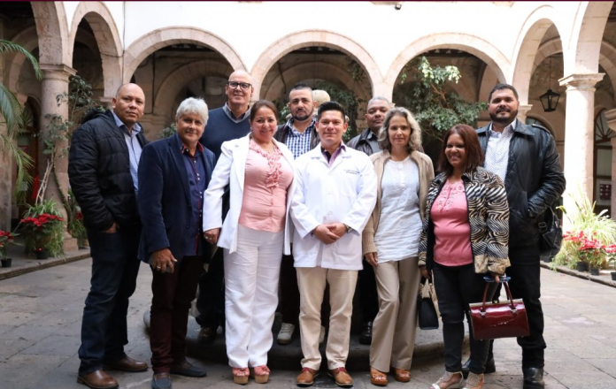 Arriban más médicos cubanos a Michoacán
