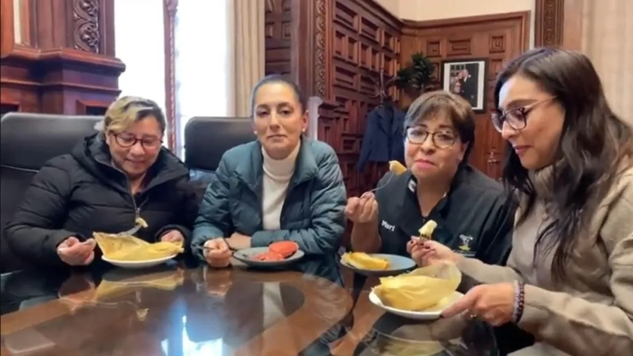Tras sacarse el “muñequito” en la rosca Sheinbaum invito los tamales