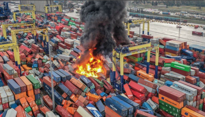 Tras terremoto reportan incendio en puerto de Turquía