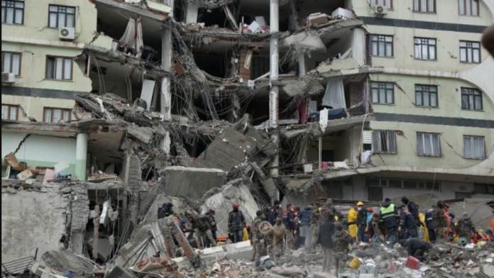 Suman más de 7 mil muertos por terremotos en Turquía y Siria