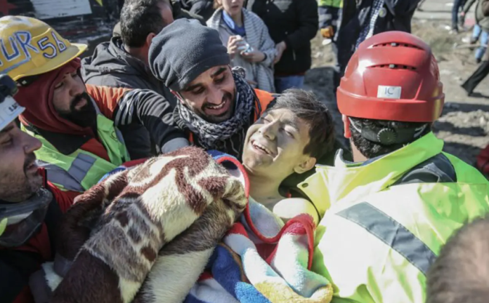 Con sonrisa, joven es rescatado tras 56 horas bajo escombros