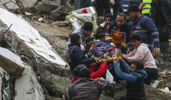Suman más de 15 mil muertos por terremoto en Turquía