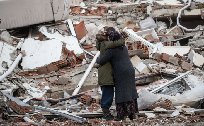 Suman 21 muertos tras terremoto en Turquía y Siria