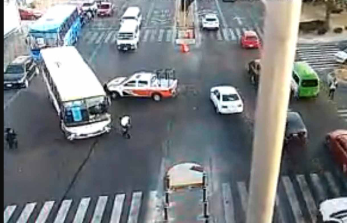 Chofer les avienta camión a policías para que no lo infraccionen