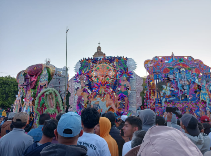 Humo de colores, confeti, bombo y platillo fue como se celebró el carnaval en Tarímbaro