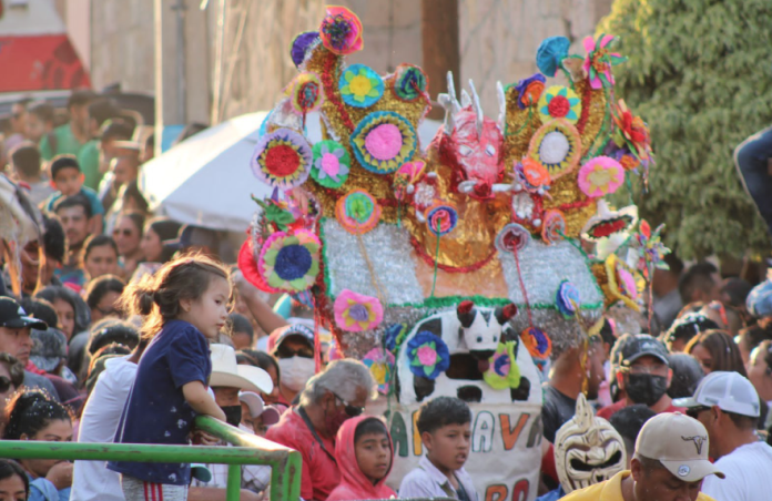 Carnaval de Charo maravilla a visitantes con su color y alegría
