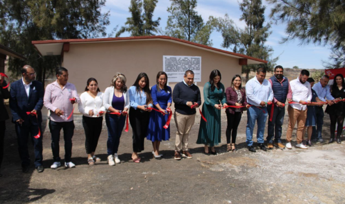 Entrega Bladimir González aula de medios en Telesecundaria de Santa Ana del Arco