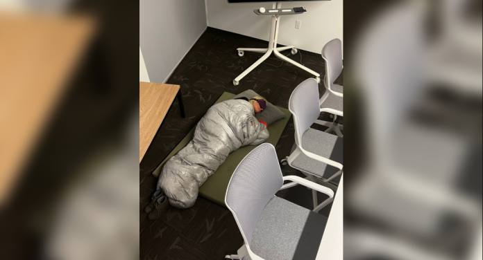 Twitter despide a ejecutiva que dormía en la oficina para mostrar fidelidad a Elon Musk 