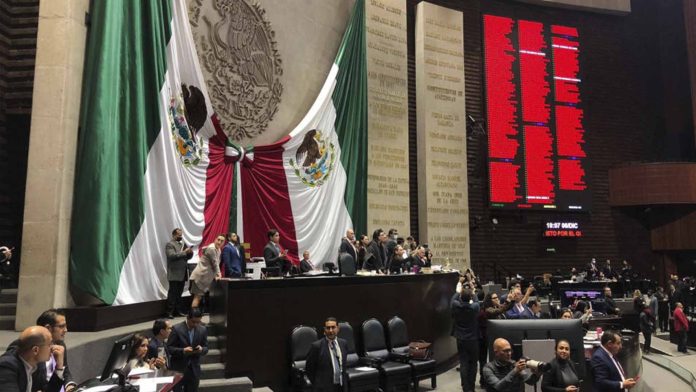 Morena propone reducir edad para ser gobernador