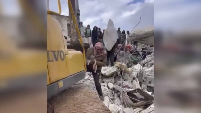 Nace bebé entre los escombros del terremoto
