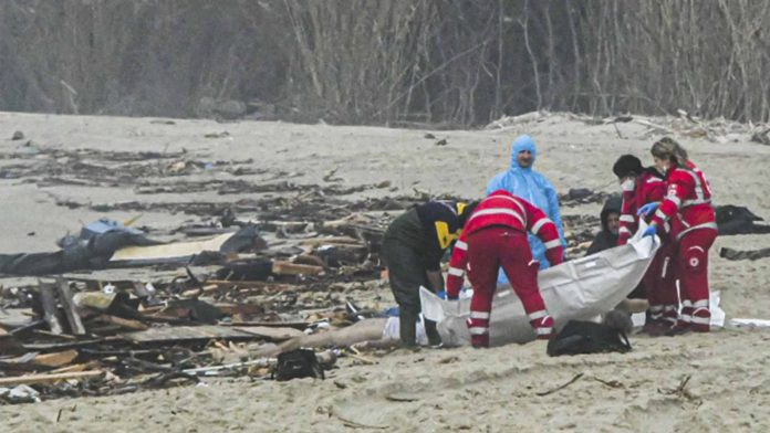 Naufragio en Italia deja al menos 62 migrantes muertos