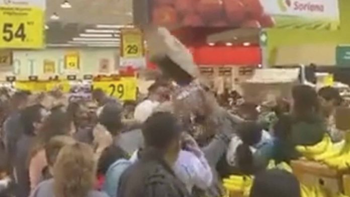 Oferta de huevo desata trifulca en supermercado de Torreón