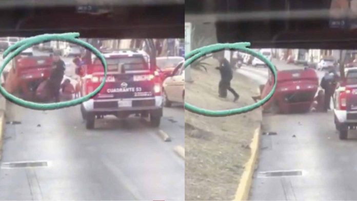 Policía aprovecha accidente automovilístico y se roba una mochila