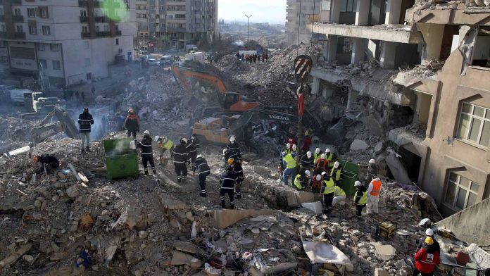 Rescatan a tres personas con vida entre los escombros tras 260 horas del sismo en Turquía