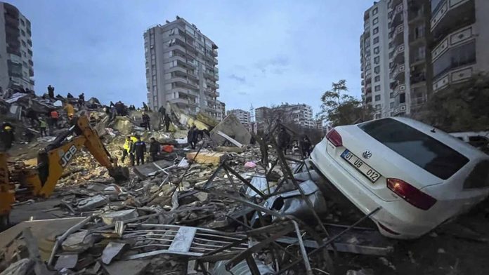 Suman 5 mil muertos por terremoto en Turquía