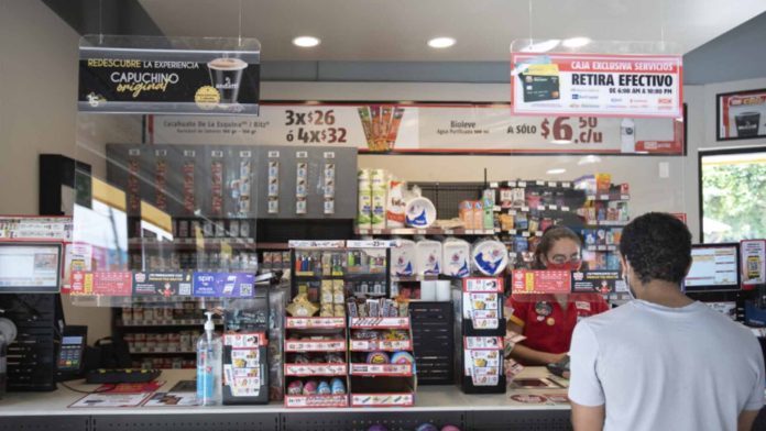 Tiendas Oxxo volverán a exhibir cigarros