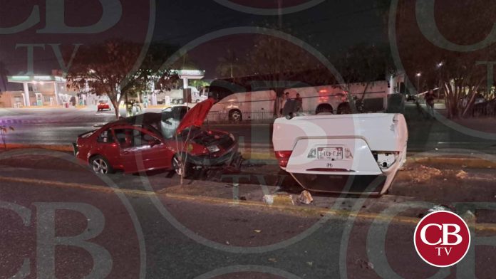Volcadura de auto deja dos lastimados en LC