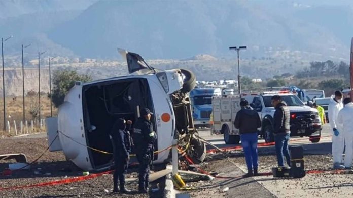 Vuelca autobús en la México-Puebla