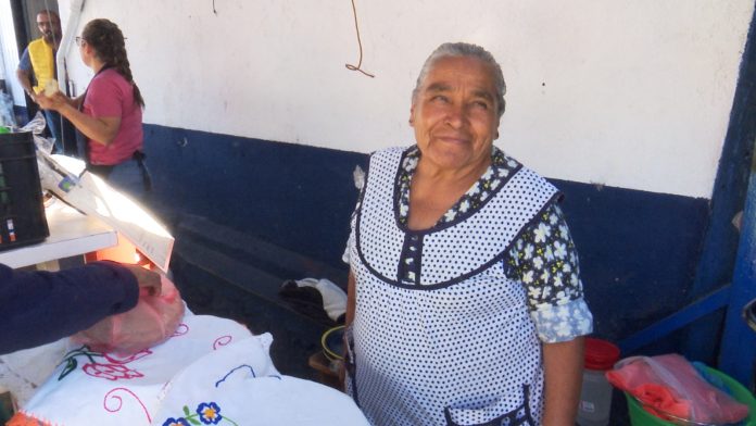 Despertándose a las 3 de la mañana; doña María lleva 50 años vendiendo tortillas en Morelia