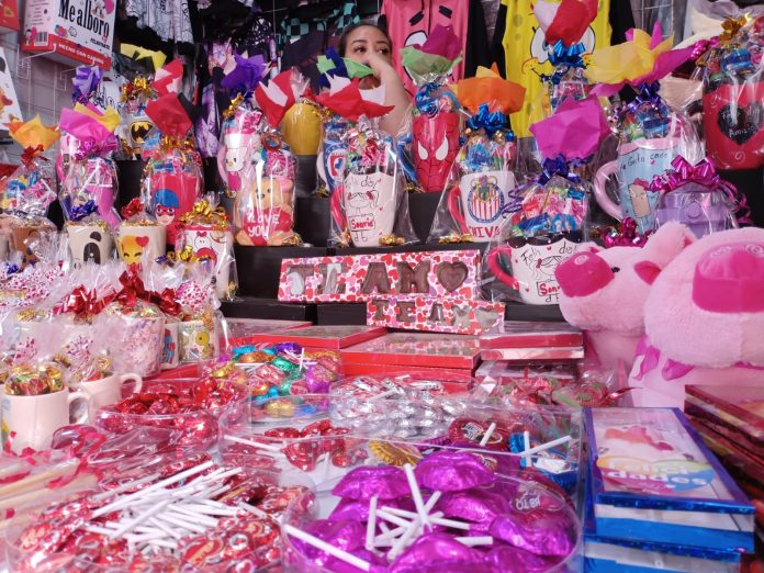 Entre los artículos más solicitados para regalar a tu ser amado fueron, las flores, los peluches, la joyería y las visitas a los moteles.